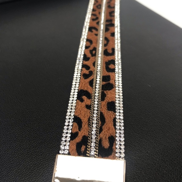 💥NEW💥 Vegan Leather Animal Print & Diamond Cuff - Picture 8 of 8